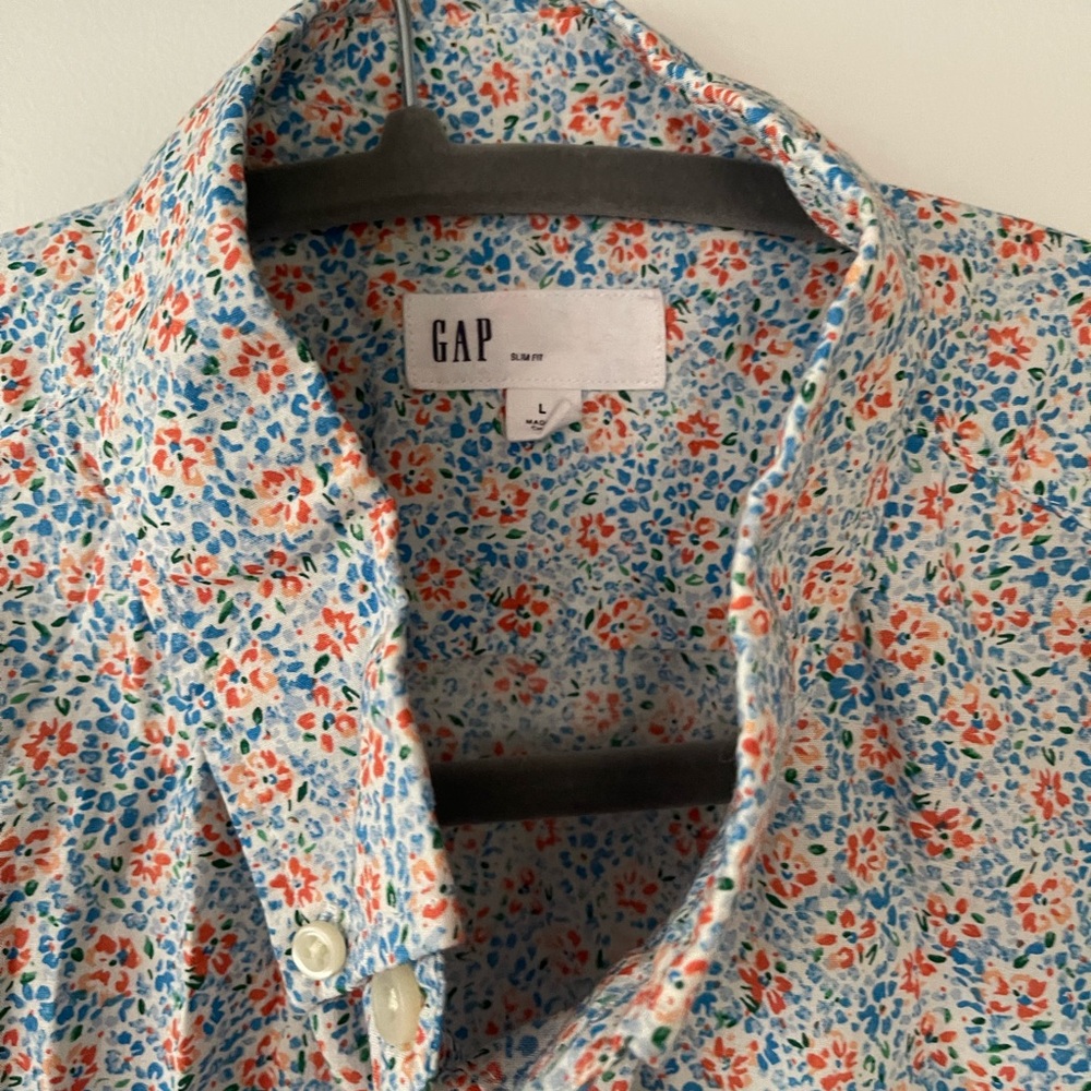 Various Men’s 💁‍♂️button down shirts.